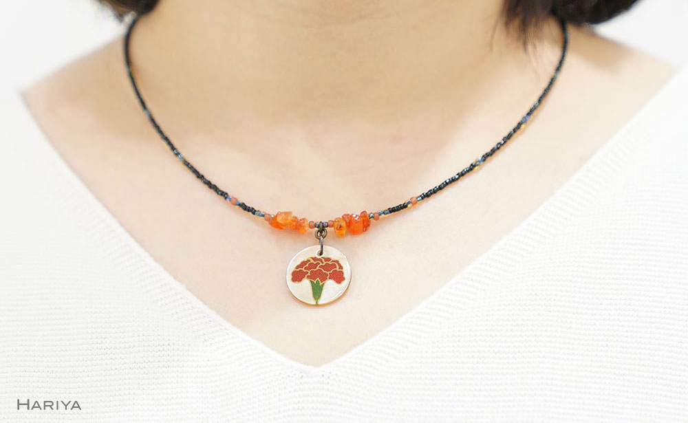 【ふるさと納税】カーネーション蒔絵 黒蝶貝ペンダント 赤めのう カーネーション 蒔絵 黒蝶貝 うるしアート ペンダント アクセサリー ギフト 伝統工芸 工芸品 国産 能登半島地震復興支援 F6P-1166