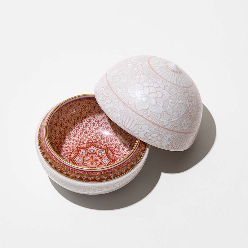 【ふるさと納税】【高島屋選定品】 白玉描割（はくぎょくかきわり） 宝相華文珠盃 白 工芸品 陶磁器 日本製 F6P-2884