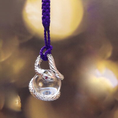 澄んだ水晶の宝珠を抱き、幸運を招く白蛇 シルバー根付 659-881[配送不可地域:離島・沖縄県]