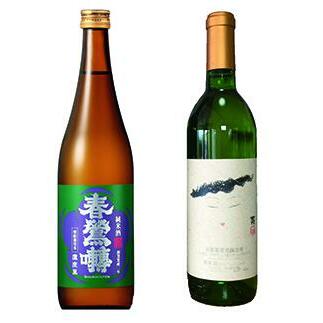 名称日本酒、ワイン内容量日本酒純米酒　720ml×1本 白ワイン　720ml×1本原材料日本酒: 玉栄ワイン: 山梨県産葡萄(甲州)、酸化防止剤保存方法直射日光、高温多湿を避けて保存事業者市川三郷町配送方法常温配送 ・ふるさと納税よくある質問はこちら ・寄附申込みのキャンセル、返礼品の変更・返品はできません。あらかじめご了承ください。【ふるさと納税】【峡南2町共通返礼品】日本酒純米酒（鷹座巣）・ワイン（楽園ワイン白）セット [5839-1262]　【白ワイン・お酒・ワイン・お酒・日本酒】 山梨県南部に位置する峡南地区（市川三郷町・富士川町）から共通の返礼品が登場しました！！ 平成31年総務省告示179号告示第5条第8号イ「市区町村が近隣の他の市区町村と共同で前各号のいずれかに該当するものを共通の返礼品等とするもの」に該当する返礼品となります。 この返礼品につきましては、市川三郷町・富士川町それぞれにて受付しており、内容や寄附金額は同一となります。 両町自慢の逸品のセットとなります。この機会に、自然豊かな両町で作られた日本酒とワインを是非ご賞味ください。 〈市川三郷町〉 　私たちの小さなワイナリーは甲府市内を正面に見下ろす小高い丘の中腹にあります。自然環境には恵まれています。自家ブドウ畑で収穫されたブドウと近郊のブドウだけを使い、小量仕込みならではの品質本位で自然な味わい深いワインづくりを心がけています。 白ワインは市川三郷町産甲州種100％、赤ワインは市川三郷町産ベリーAとチリ産カベルネソービニヨンのブレンドです。直売所でしか販売されておらず一般流通していない秀逸のワインです。 【提供】楽園葡萄酒醸造場 〈富士川町〉鷹座巣（たかざす） 　「鷹座巣」は南アルプス最南端、櫛形山（鷹座巣山）から命名。辛口でキレのある男酒です。地酒である以上、酒米も水も地元にこだわりたいという思いから、当蔵のあります「富士川町」にて契約栽培した酒造好適米「玉栄」と南アルプス最南端、櫛形山（鷹座巣山）の極上な伏流水を使用した「地産地消」を極めた純米酒です。ぬる燗（40℃～45℃）がお薦めです。小学館発刊「美味しんぼ」82巻に掲載されました。 　【提供】萬屋醸造店 ※画像はイメージです。 ※画像の見え方により色の違いなどがございますので、ご了承下さい。 ※20歳未満の飲酒は法律で禁止されています。 寄附金の用途について 誇れるまち 賑わうまち 安全・安心なまち 繋がるまち 市川三郷町長におまかせ 受領証明書及びワンストップ特例申請書のお届けについて 入金確認後、注文内容確認画面の【注文者情報】に記載の住所にお送りいたします。発送の時期は、入金確認後2～3週間程度を目途に、お礼の特産品とは別にお送りいたします。