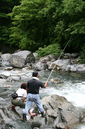 囲炉裏付き古民家に泊まり、ベテラン釣り師と渓流釣りに挑戦！【 旅行 体験・チケット 山梨県 早川町 】