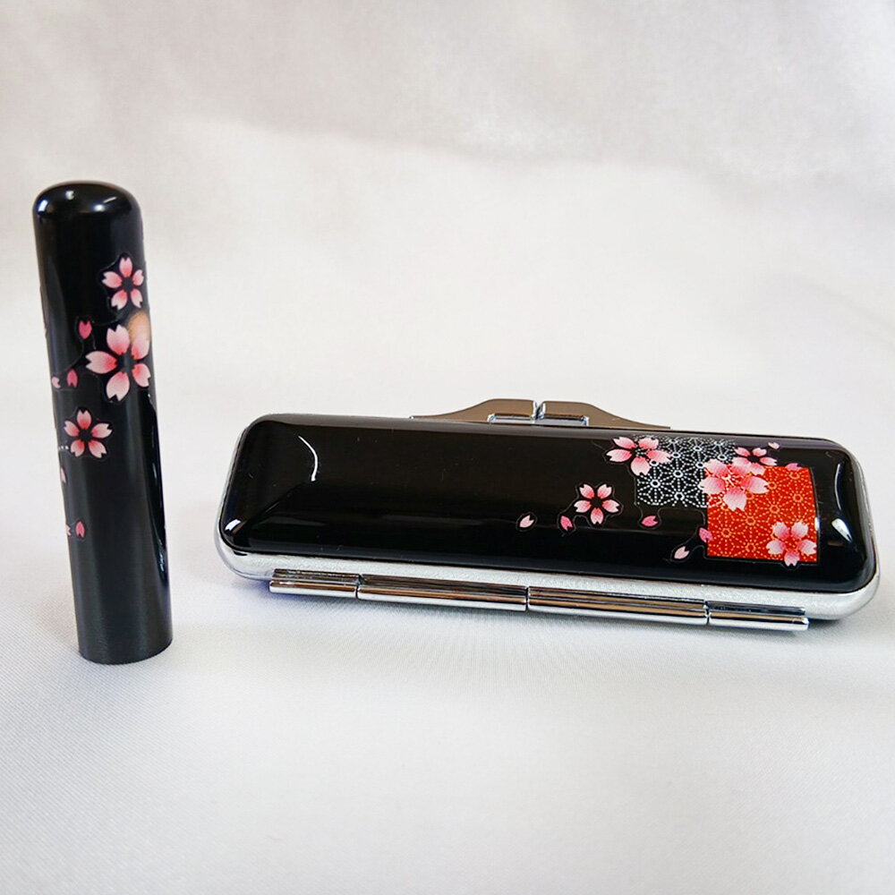 黒水牛印鑑花ごよみ(サクラ) 雑貨 日用品 文房具 スチール製ケース 転写樹脂加工 特殊製法 サクラの絵 姓のみ 名前のみ 12mm丸サイズ 認印用 銀行印用