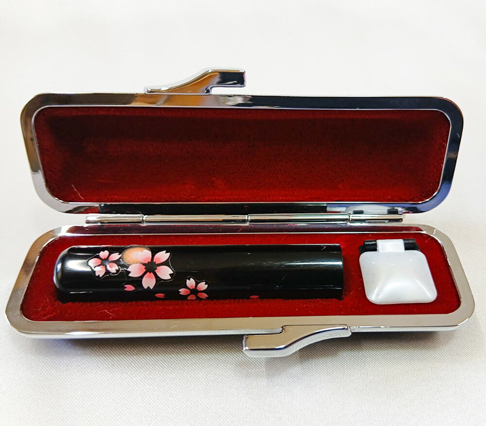 【ふるさと納税】黒水牛印鑑花ごよみ（サクラ） 雑貨 日用品 文房具 スチール製ケース 転写樹脂加工 特殊製法 サクラの絵 姓のみ 名前のみ 12mm丸サイズ 認印用 銀行印用