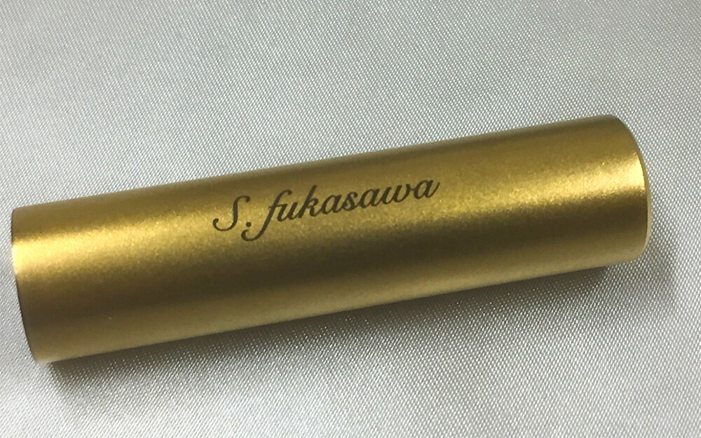 【ふるさと納税】甲州印伝ケース付ゴールドチタン印鑑実印用 雑貨 日用品 文房具 チタン純度99.75％ ゴールド色チタン 側面名入れ 直径15mm 丸 姓名 姓のみ 名前のみ 五書体