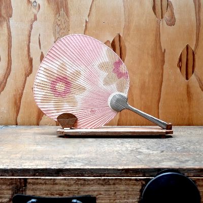 【ふるさと納税】草木染団扇 茜(アルミ媒染) 飛び柄 【ふるさと納税】草木染団扇 茜(アルミ媒染) 飛び柄