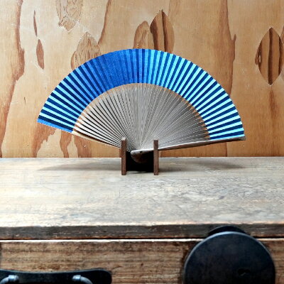 【ふるさと納税】藍染扇子　絞りセンター染分け【杉山江見堂】6寸5分45間 |　扇子 男性 和装 小物 ギフト お祝い 内祝い 伝統 工芸 老舗 記念 箱付 春 夏 秋 冬 高級 浴衣 祭 sensu 青 ブルー ネイビー 紺