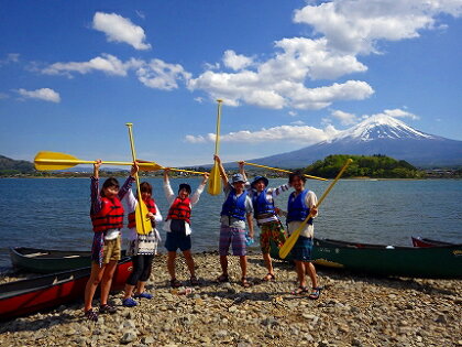 雄大な富士山をバックにカナディアンカヌーで湖を満喫!