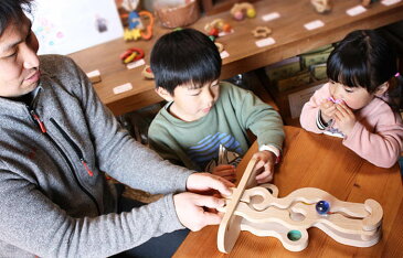 【ふるさと納税】055-010 木のおもちゃ『集中力UPゲーム(ビー玉バージョン)』≪玩具 オモチャ トイ ベビー 知育 木製 キッズ プレゼント ギフト おうち時間 室内 子ども 子供 児童 遊び ≫