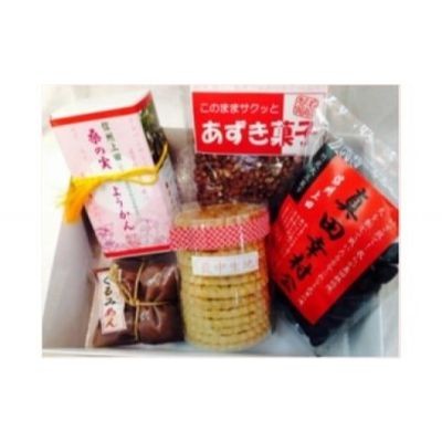 名称あんこや　なとりの懐かしセット内容量【桑の実羊羹】160g 【あずき菓子】120g 【大豆菓子『真田幸村公』】100g 【お手合せ最中（最中）】14枚 【お手合せ最中（あん）】180g原材料【桑の実羊羹】桑の果実(上田市産)、白餡・砂糖・クエン酸・寒天【あずき菓子】北海道産小豆、砂糖【大豆菓子『真田幸村公』】国産大豆、小麦粉、寒梅粉、澱粉、砂糖、食塩、醤油、一味唐辛子、植物たん白加水分解物、酵母エキス、魚醤、椎茸エキスパウダー、野菜エキスパウダー、植物灰末色素【お手合せ最中(最中)】国産もち米【お手合せ最中(あん)】白いんげん豆、砂糖、胡桃賞味期限パッケージに記載保存方法パッケージに記載製造者株式会社　名取製餡所長野県上田市販売者名取製餡所事業者株式会社　名取製餡所配送方法常温配送備考※画像はイメージです。 ・ふるさと納税よくある質問はこちら ・寄附申込みのキャンセル、返礼品の変更・返品はできません。あらかじめご了承ください。【ふるさと納税】あんこや　なとりの懐かしセット　【 和菓子 お菓子 詰合せ セット 和菓子セット スイーツ 和スイーツ 羊羹 桑の実プチプチ食感 あずき菓子 フリーズドライ 豆菓子 自然な味わい 最中 】 懐かしの果実、上田の桑の実を羊羹にしました。天然志向、健康志向のお菓子をお楽しみ下さいませ。上田のあんこの老舗の真心詰めました。 桑の実羊羹 上田で採れた桑の実をふんだんに使用した当社オリジナルの羊羹。 プチプチとした桑の実の食感も楽しめます。 あずき菓子 北海道の小豆をフリーズドライしていますので小豆の栄養そのままポリポリ楽しめます。 大豆菓子「真田幸村公」 国産大豆を使用した、サクサクの豆菓子。 自然な味わいが後引く美味しさ。 竹炭で黒く仕上げたその見た目は、真田軍率いる鉄砲隊の弾（たま）を模りました。 お手合せ最中 サクッと香ばしい国産もち米を使用した最中生地と、こだわりの餡のセット。 （提供）名取製餡所 寄附金の用途について Aコース　夢に向かって！上田城復元プロジェクト Bコース　スポーツ合宿の聖地　菅平高原　菅平高原スポーツ施設整備事業 Cコース　がんばれ子どもたち！学び舎応援　学校教育活動支援事業 Dコース　いつまでも大切にしたい私の故郷　上田の原風景保全整備事業 Eコース　文化・芸術と交流によるまちの魅力アップ！　文化・芸術創造事業 Fコース　市長におまかせ！ Gコース　「がんばるぞ、別所線！」～別所線応援プロジェクト～ Hコース　在宅で安心して医療が受けられる体制づくり　地域医療・在宅医療応援事業 Iコース　きらりと光る「地域の宝」歴史・文化財の継承、魅力発信を応援　上田市日本遺産活用推進事業！ 受領証明書及びワンストップ特例申請書のお届けについて 入金確認後、注文内容確認画面の【注文者情報】に記載の住所にお送りいたします。発送の時期は、入金確認後1～2週間程度を目途に、お礼の特産品とは別にお送りいたします。