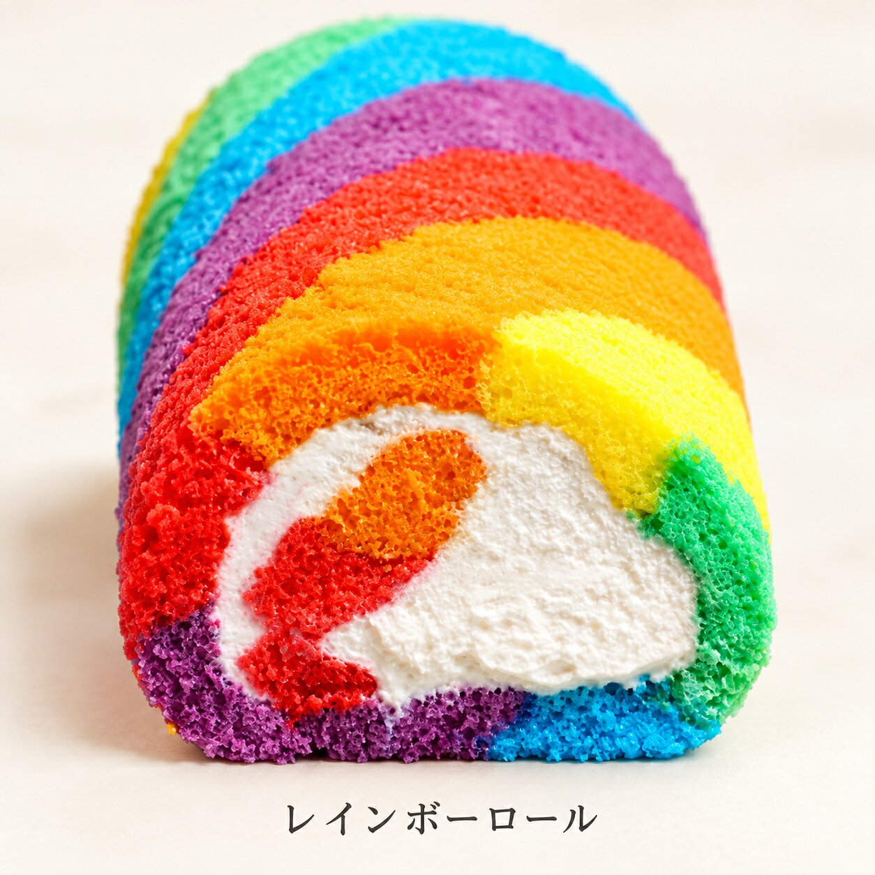 1本のままでも、カットしてもとにかく存在感抜群。 いろんな角度で写真を撮ってSNSに投稿してみてくださいカラフルな色付けを1つずつ丁寧に、とにかくカラフルを目指して作っています。 誕生日や記念日など、とにかくあなたの大切な日を、レインボーロールで彩ってください。 中には練乳クリームが入っています。甘くてさっぱりとした味わいで中身にもこだわっています。 レインボーロールケーキのおしゃれなパッケージデザインで送ります。 冷凍で配送します、冷蔵庫で解凍してからお召し上がりください。 1本は、長さ約16-17cm、おおよそ4-8カットが目安です。 ■注意事項/その他 ・本お礼品は冷凍でのお届けとなります。アイスのような感覚でお召し上がり直前に冷凍庫から出してください。 ※商品画像はイメージです。商品画像と実際に届いた商品の色や形、大きさが商品画像と異なる場合もございます。あらかじめご了承ください。 商品説明 名称 レインボーロールケーキ 内容量 レインボーロールケーキ[1本] 製造地 長野県 発送時期 ご寄附入金確認後、約1ヶ月程度で発送いたします。 配送形態 冷凍 保存方法 ー18℃以下で保存してください。 賞味期限 発送日より冷凍で1ヶ月、解凍後当日 原材料 お礼品に記載 ※アレルギー物質などの表示につきましては、お礼品に記載、もしくはご連絡ください。 事業者名 合同会社わらいみらい 発送について ※こちらの返礼品は北海道・沖縄・離島への発送はできません。 ※お届け日の指定はできませんので、ご了承ください。 ※長期不在のご予定があれば事務局へご連絡ください。 ※尚、長期不在等によりお礼の品をお受取りできなかった場合、再発送はできません。あらかじめご了承ください。 ※配送業者はヤマト運輸となりますので、配送連絡をご希望の方は、クロネコメンバーズの加入をお勧めいたします。 ※返礼品の配送先住所に変更があった場合には、速やかに事務局までご連絡ください。 ※発送可能時期になり、発送されると、ご寄附時に登録したメールアドレスに「出荷完了メール」が届きます。 ※発送後の場合は、直接、配送業者にお問い合わせください。 ※転送料金がかかる場合は寄附者様のご負担となります。