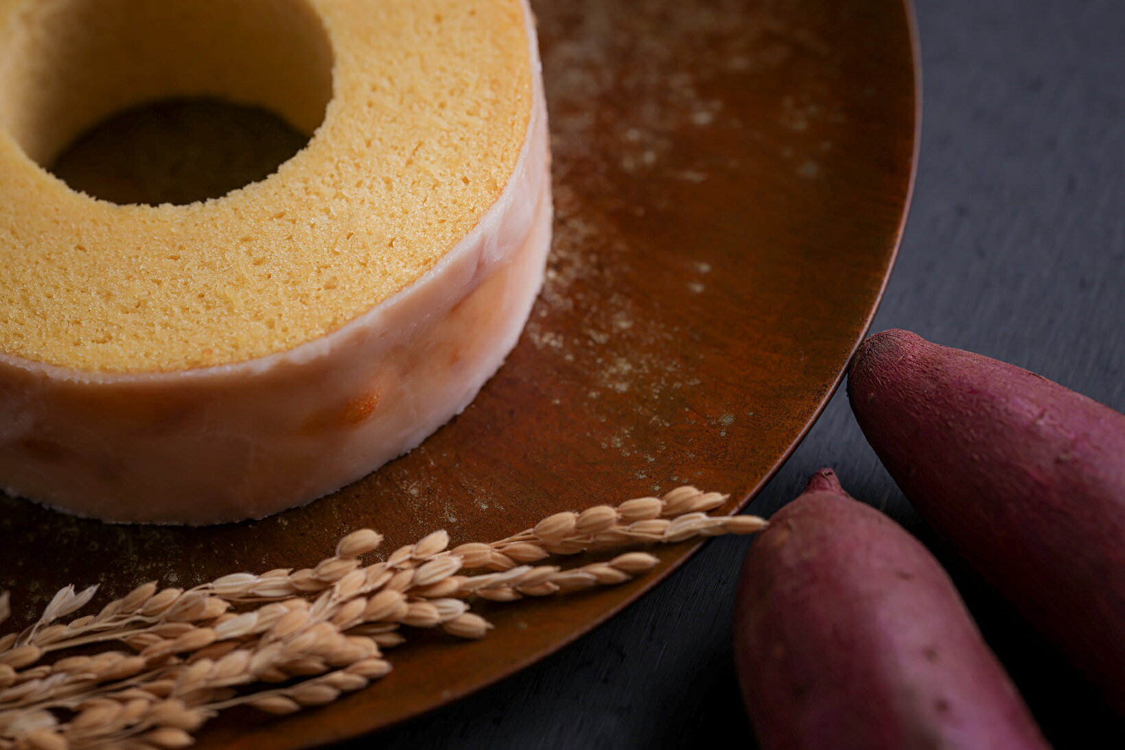 039-002[プレゼント好適品]「結びの木」米粉バウムクーヘン2種(プレーン・さつまいも)セット