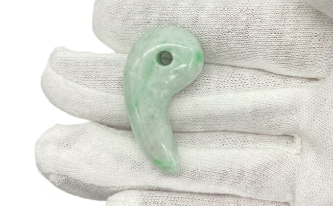 【ふるさと納税】勾玉 ヒスイ 天然石 ペンダント アクセサリー 翡翠　【ファッション・アクセサリー・ペンダント・勾玉・ヒスイ・天然石・翡翠】