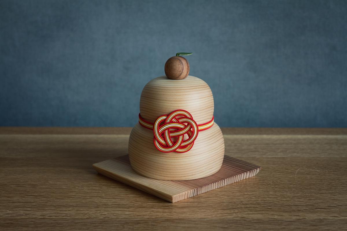 【ふるさと納税】木の鏡餅　【 インテリア 置物 正月 正月グッズ かわいらしい ひのき 杉 ケヤキ 国産木材使用 木のインテリア 木製インテリア 】　お届け：2023年12月に発送のサムネイル