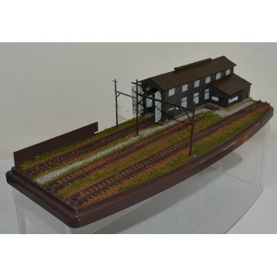 Nゲージ専用鉄道模型用展示台 木造電車庫 ケース付きB [平面タイプ]