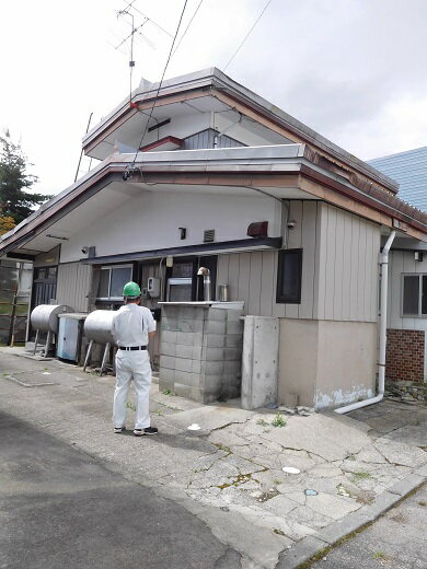 【ふるさと納税】R056-01　空き家管理（見回り）・草刈り代行サービス 木島平村に実家があるが、なかなか帰ることができない方にかわって定期的に見回りをしたり、草刈りをするサービスです。 商品説明 内容・注意事項 (1)見守り　年5回、現状確認及びチェックシートへの記入と報告 (2)草刈り機による除草　年3回、6・8・10月。各回2時間以内 ・作業場所は木島平村内に限らせていただきます。 ・作業前に現場の確認をお願いいたします。（代理人可） (1)～(2)以外の作業を希望される場合は別途料金とさせていただきます。 受託先 飯山地域シルバー人材センター 問い合わせ先 木島平村役場産業企画室　0269-82-3111ふるさと納税担当　 ・ふるさと納税よくある質問はこちら ・寄付申込みのキャンセル、返礼品の変更・返品はできません。あらかじめご了承ください。