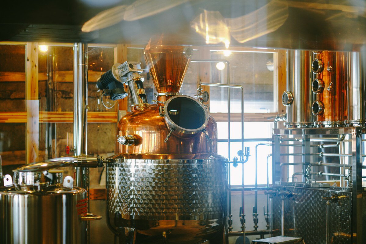 【ふるさと納税】 「YAMATOUMI GIN」レギュラーバッジ 500ml×1瓶｜野尻湖湖畔のハーブ畑で産まれたジン【長野県信濃町】