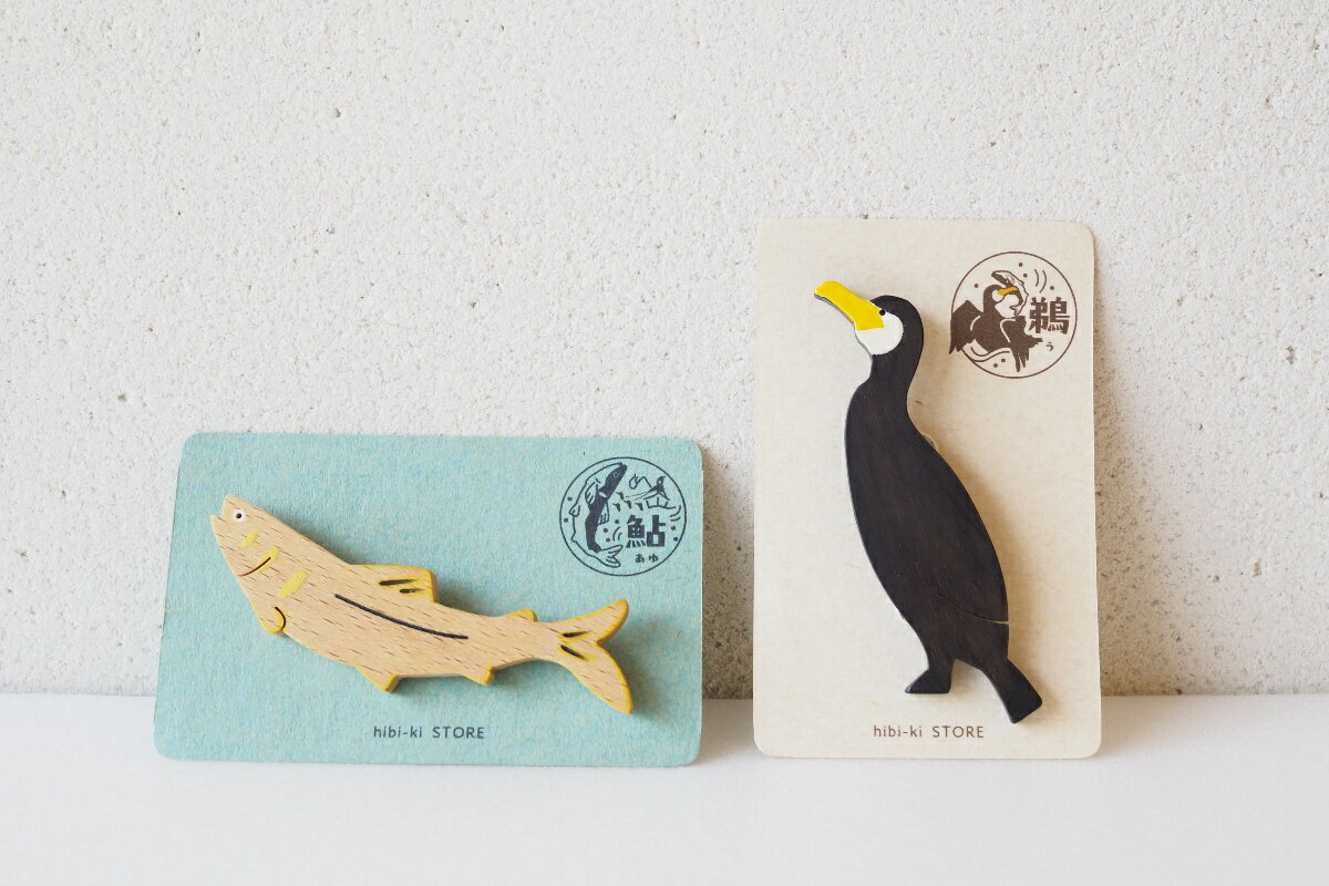 鵜と鮎のブローチセット 草木染めのコースター付き