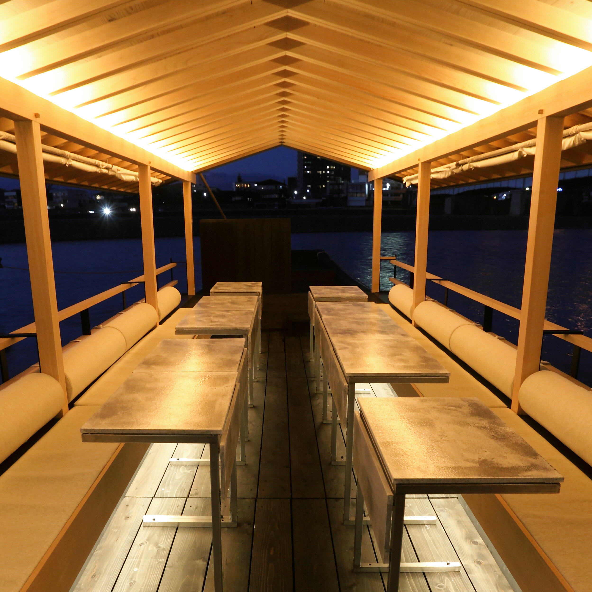 【ふるさと納税】長良川鵜飼観覧船高級船（白月）10名貸切招待券のサムネイル