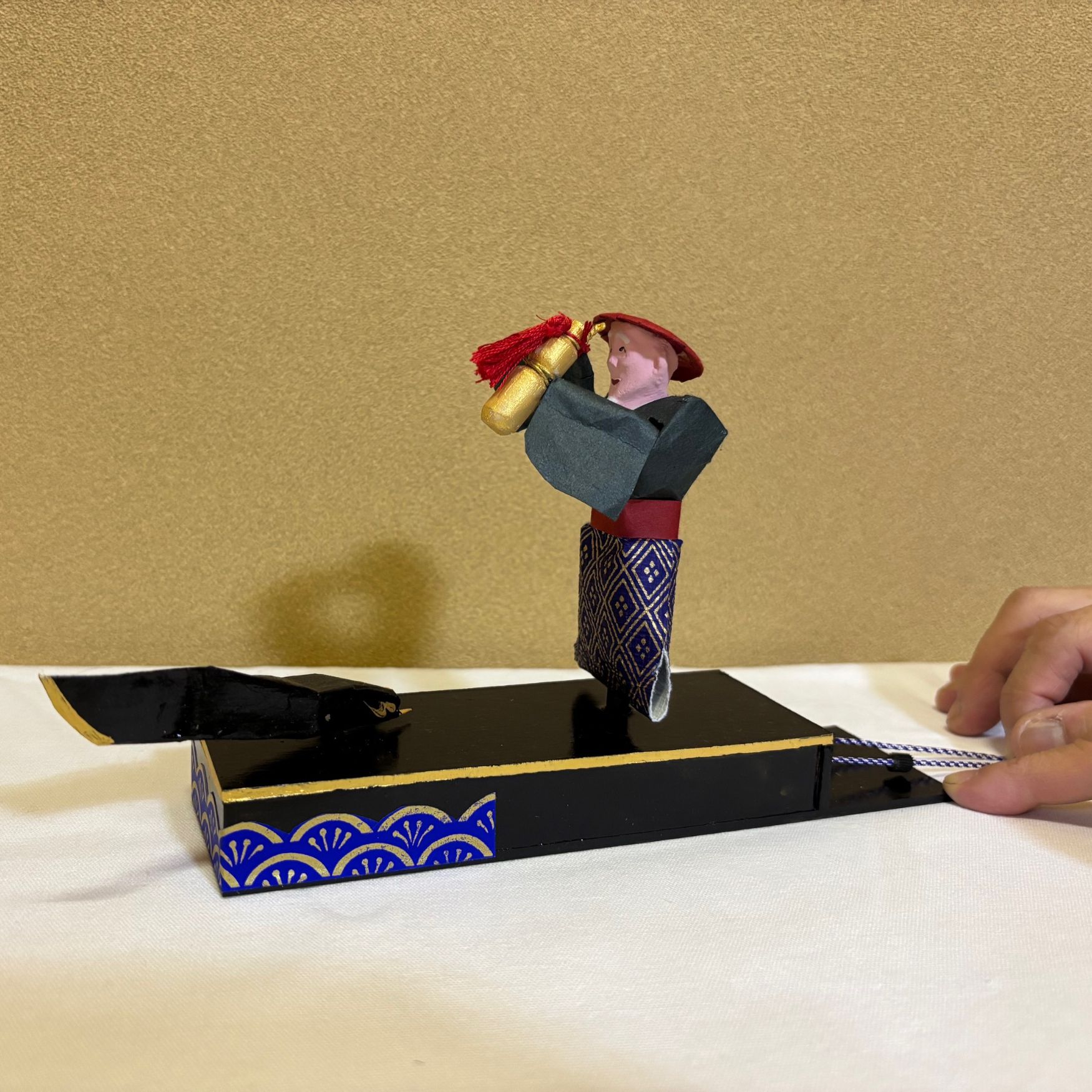 【ふるさと納税】 郷土玩具「鯰押え」 鯰軕（なまずやま） 伝統工芸 郷土玩具 工芸品 お土産 ユネスコ無形文化遺産からくり人形 民芸品 伝統工芸品 手作り置物 木製 インテリア 縁起物 岐阜県 大垣市