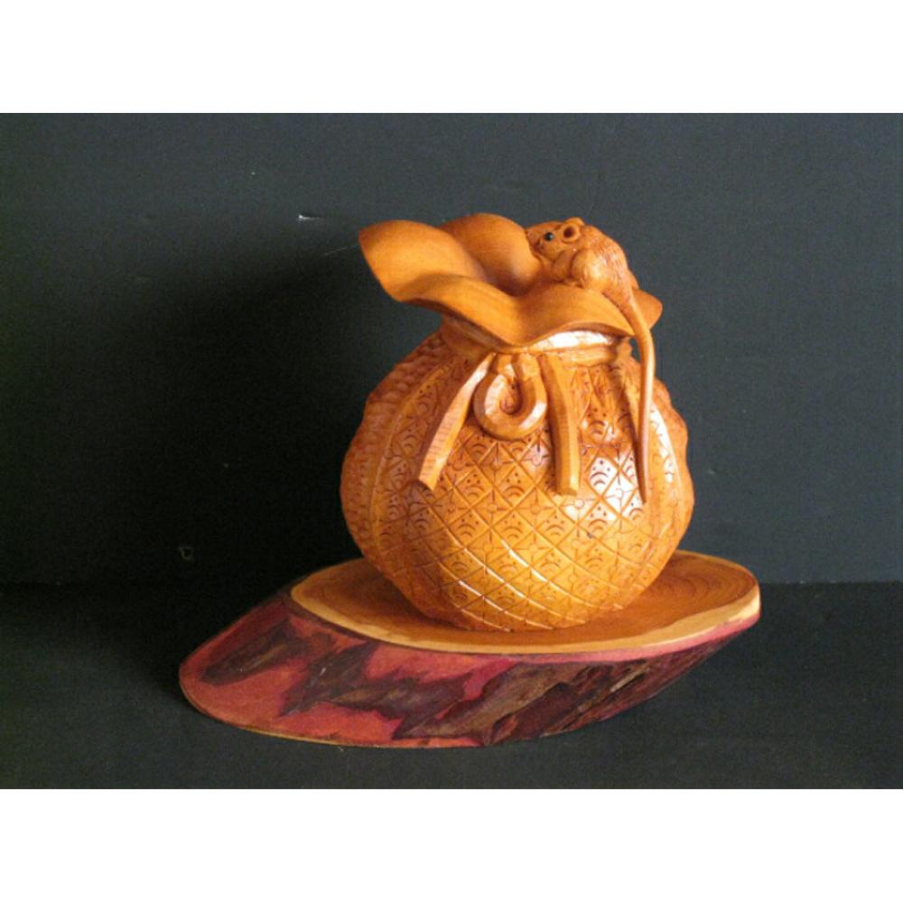 【ふるさと納税】【数量限定】飛騨一位一刀彫 巾着に福ねずみ(小)| 伝統工芸品 いちい イチイ 一位一刀彫 一位一刀 一刀彫 工芸品 縁起物 品 置物 木彫り ...