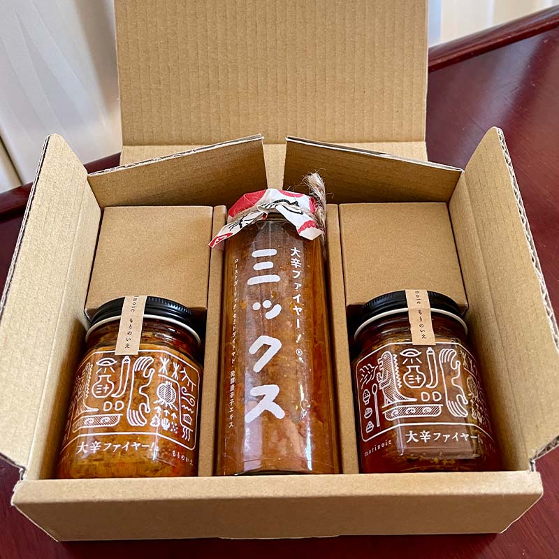 【ふるさと納税】大辛ファイヤー！レギュラー2本、特製トマトソース・ミックス1本 中津川市 加子母 大辛ファイヤー もりのいえ 激辛ソース トマトソース 唐辛子 にんにく スパイス スパイシー ソース 料理ソース ギフトセット F4N-1853