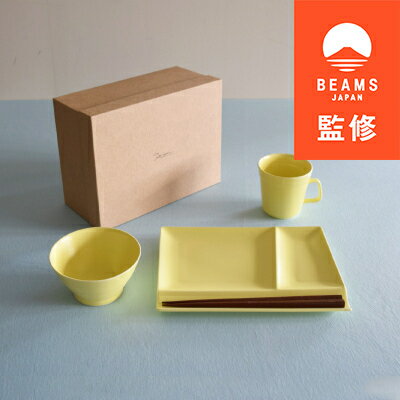 名称 【BEAMS JAPAN監修】 miyama.の食器　スターターセット　イエローマット 発送時期 2024-02-05以降、お申込みより2～3週間程度で順次発送予定 提供元 ミヤマプランニング 配達外のエリア なし お礼品の特徴 使い手と作り手がつながることで暮らしがもっと楽しくなるよう、瑞浪市とBEAMS JAPAN(ビームス ジャパン)と取り組んだ器。 ユーザーが想うライフスタイルに合った色や柄を生み出しました。 BEAMSJAPAN監修のもと、引っ越しや新生活に1組あると食卓が充実するスターターセットを開発。 「お箸もおける仕切り皿」を中心に、「360cc入るマグカップ」と「小ぶりなライスボウル」の3点。マグカップとライスボウルはこのセットのみの限定アイテムです。 カラーは、新たに開発した、食卓をパッと明るくするイエローマット。 鮭や卵焼き、のりなどを盛って和食プレート、 トーストとサラダ、スクランブルエッグなどを盛って洋風おうちモーニングなど、 朝食のシーンで多用途にお使いいただけます。 電子レンジ・食洗器対応。テイクアウト料理などの温めに便利です。 3点でテーブルコーディネートが完結するので、洗い物やお片付けの際に心強く、 良いものを最小限そろえたい方にもおすすめです。 新築祝いや引っ越し祝いなど新生活を始められる方へのギフトにもお使いいただけるよう、ギフト箱に丁寧に包んでお届けします。 ■生産者の声 素材をうつくしく仕上げること。私たちの扱う白磁であれば、その素材本来の特性を充分に引き出すこと。それは高い白色度や光を透かす透光性といった意匠的な要素と共に、ガラス質を多く含む白磁の性質を高めることでもあり、それにより求める“うつくしさ”とは、決して器の外形的“美しさ”だけでなく、その器に盛る料理との相性、器の在る空間、器が過ごす時間それら全てが“うつくしく”なる為に根幹となる素材を仕上げるということに他なりません。 私たちが扱う白磁土の原料は長石や硅石と呼ばれるガラス関連成分を多く含む反面、製造がし易くなる粘土分は相対的に少なくなります。白磁の場合はその土を1340～1350度程度で還元焼成します。その過程で原料の中のガラス成分が融け、そして温度が下がるにつれて固まっていきます。ガラス成分が多いので適度に光が透けるのです。私たちは器を消費財ではなく、永く暮らしを共にする道具であると考えます。光が優しく透けるほど、しっかり食べた跡の汚れが落とし易く、永く清潔にお使いいただけるように、うつくしく仕上げます。 ■お礼品の内容について ・【BEAMS JAPAN監修】 miyama.の食器　スターターセット　イエローマット[3点セット] 　　原産地:日本/製造地:岐阜県瑞浪市 ■原材料・成分 素材:磁器 プレート(24cm×18cm×高さ2cm)、マグカップ(φ8.5cm×11cm×高さ8.5cm 180cc)、ライスボウルS(φ11.5cm×高さ6cm) 3点セット箱(25cm×19cm×高さ11.5cm) ■注意事項/その他 ・初めてお使いの際には、水かぬるま湯で洗ってからお使いください。 ・食器洗浄機はお使いいただけますが、詰め込み過ぎは破損の原因となります。機器の注意事項に沿ってお使いください。 ・電子レンジは必ず食材を入れてお使いください。何も入れず使用すると破損の原因になります。 ・電子レンジでの加熱後すぐに水に浸すなど、急冷や急熱の状態は割れやすくなるためお控えください。 ・オーブンや直火ではお使いいただけません。 ・研磨剤、研磨剤入り洗剤、金属たわし等を使用しますと、表面に傷がつく恐れがある為、使用を避け、柔らかいスポンジで洗ってください。 ・ひびや亀裂が入った時は安全のためにご使用をおやめください。 ※お届けまでにお時間をいただく場合がございますので、予めご了承ください。 ※画像はイメージです。お届けするお礼品のカラーはイエローマットです。お箸はお礼品に含まれません。 ・ふるさと納税よくある質問はこちら ・寄附申込みのキャンセル、返礼品の変更・返品はできません。あらかじめご了承ください。