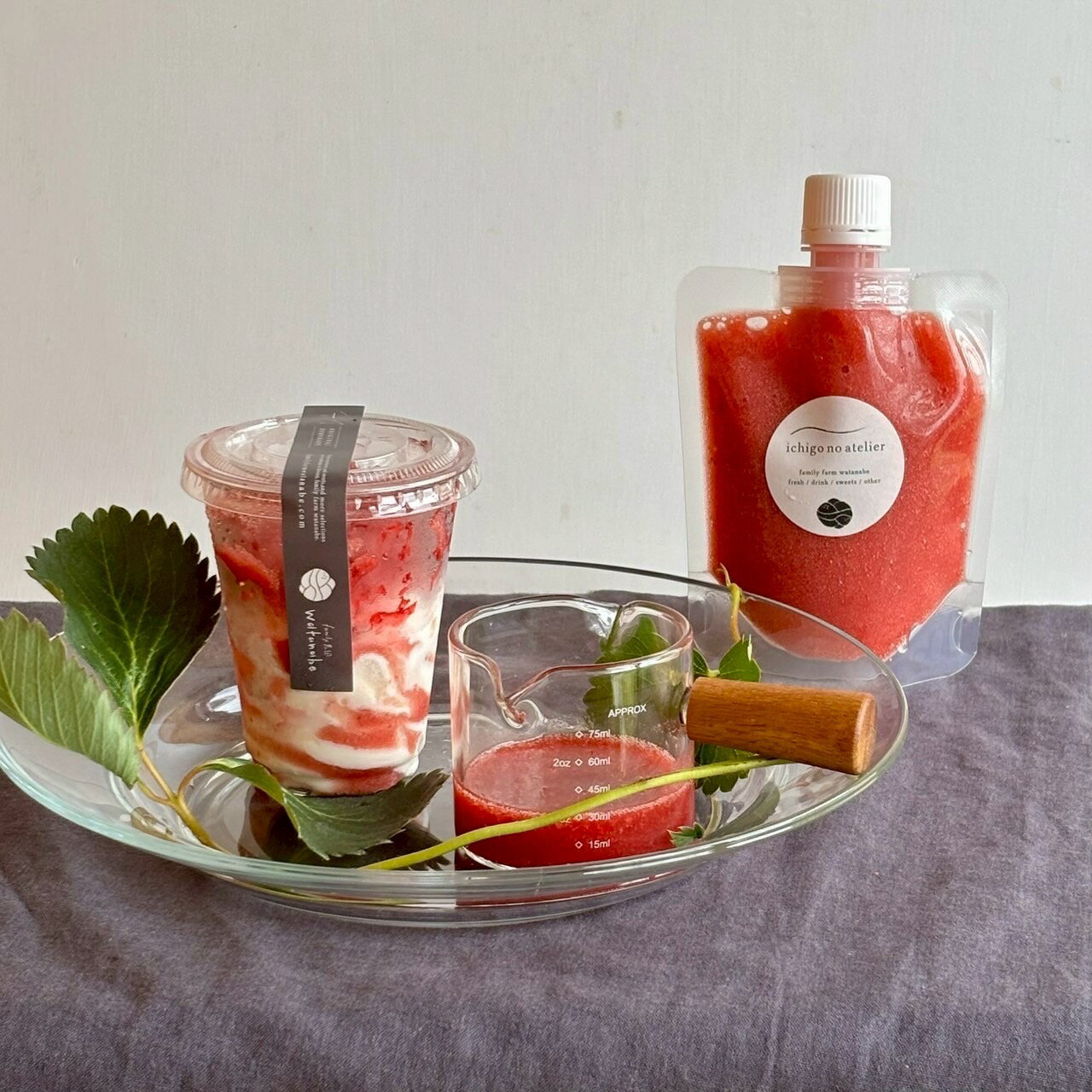 [年内発送]しあわせ苺スイーツセット ( いちごソース 1袋 果実氷 ソフト 4個 ) いちご イチゴ 苺 ソフトクリーム 棚橋牛乳 甘い 人気 デザート フルーツ 果物 アイス シャーベット 冷凍 family農園 子ども ギフト 国産 産地直送 岐阜県 [mt2056]