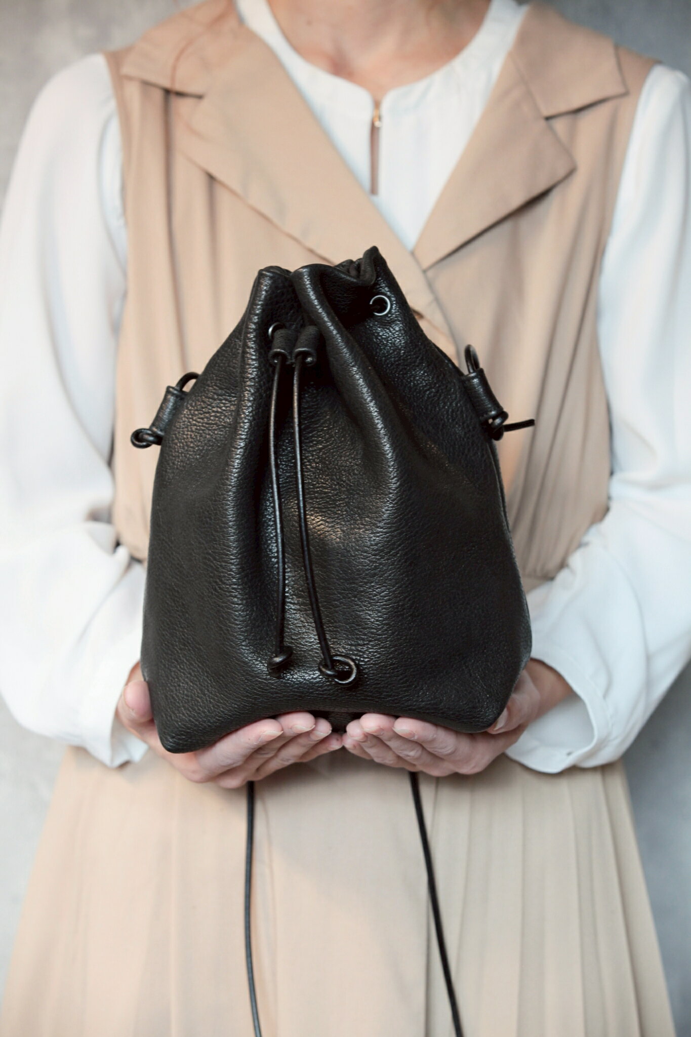 [受注生産]RUNTO(るんと)ー日常に寄り添う、鹿革巾着バック ブラック 黒色 ジビエ 鹿革 豚革 牛革 おしゃれ アパレル ファッション バッグ アウトドア 収納 かわいい レディース 男女兼用 国産 日本産 [mt1689]| 本巣市 岐阜県