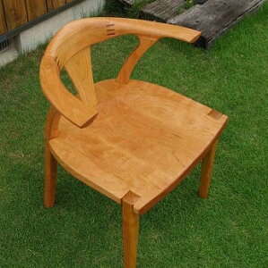 【ふるさと納税】座り心地の良い手作りの木の椅子「πチェア」フラット肘型（桜）