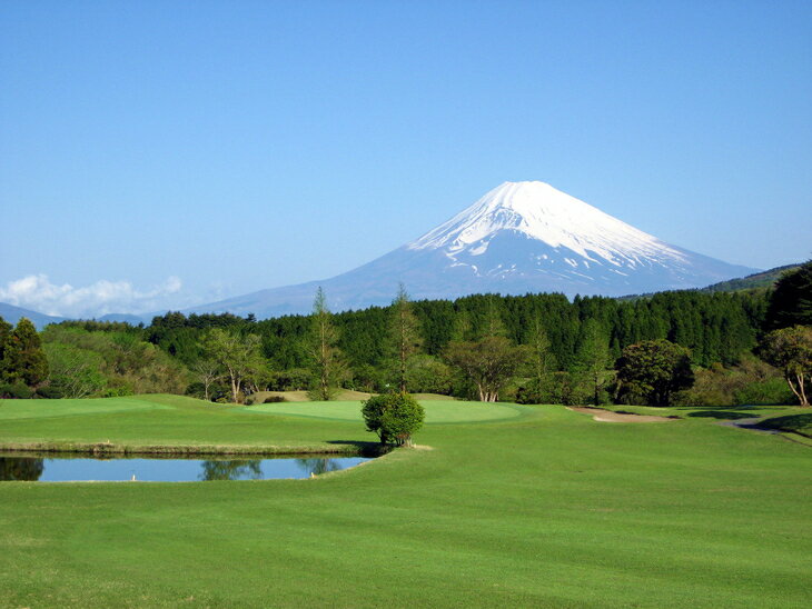 芦の湖カントリークラブ 平日ゴルフ利用券[2名][芦の湖カントリークラブ 平日ゴルフ利用券 2名 1ラウンド・リモコンカート・セルフプレー・セットランチ・ボール2個入り銘々にプレゼント 静岡県 三島市 ]