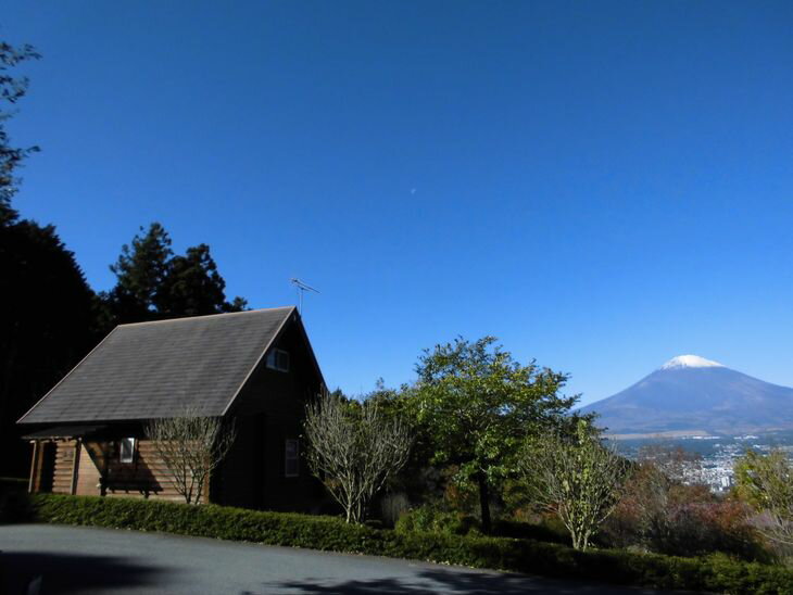 箱根外輪山の麓にあり、世界遺産・富士山を一望できる抜群のロケーションと豊かな森を満喫できるキャンプ場です。日中はアウトドア体験、夜は星空観察など、御殿場の自然を満喫することができます。 家族や友人とゆったり楽しい時間をお過ごしください。 ※定員内でご利用ください。 名称 乙女森林公園第2キャンプ場宿泊券(コテージB：6名タイプ） 内容 宿泊券 備考 ・予約は直接施設にお申込みください。 ・利用可能時間は、13時〜翌11時までとなります。 ・その他、詳細は施設へお問い合わせいただくか、HPをご確認ください。 提供元 御殿場総合サービス株式会社 ・ふるさと納税よくある質問はこちら ・寄附申込みのキャンセル、返礼品の変更・返品はできません。あらかじめご了承ください。乙女森林公園第2キャンプ場宿泊券（コテージB：6名タイプ）