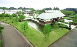 【ふるさと納税】葛城 北の丸ペア宿泊券（1泊2食　饗コース＆ドリンクフリー＆お土産【静岡クラウンメロン富士級 1個】）　【 宿泊チケット 旅行 観光 静岡県 静岡旅行 自然 日本建築 四季 安らぎ 癒し 料理個室 料理 感動のおもてなし おもてなし 泊り 】･･･ 画像1