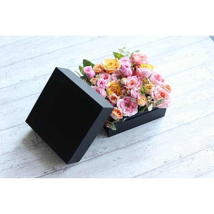 季節の厳選花材を使ったボックスフラワーアレンジメント(15本〜20本)