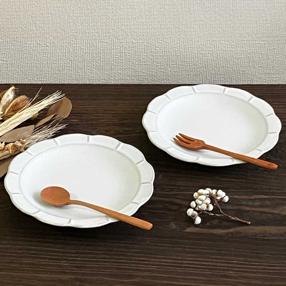 【ふるさと納税】【瀬戸焼】白釉花型皿16cm 2枚セット【株式会社まるたか水野コーポレーション】 / 皿 食器 ギフト プレゼント / 瀬戸市[BBBF019]