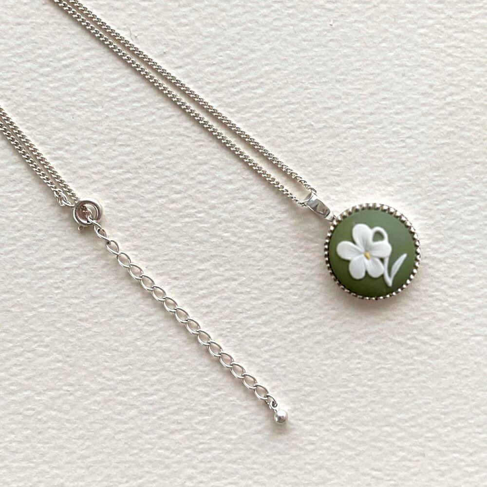 愛知県瀬戸市の【ふるさと納税】＜ROUND＞シルバーペンダント　スミレ モスグリーン / ペンダント ネックレス アクセサリー ギフト 贈り物 / 瀬戸市 / 陶華[BBCD018]｜アングル3