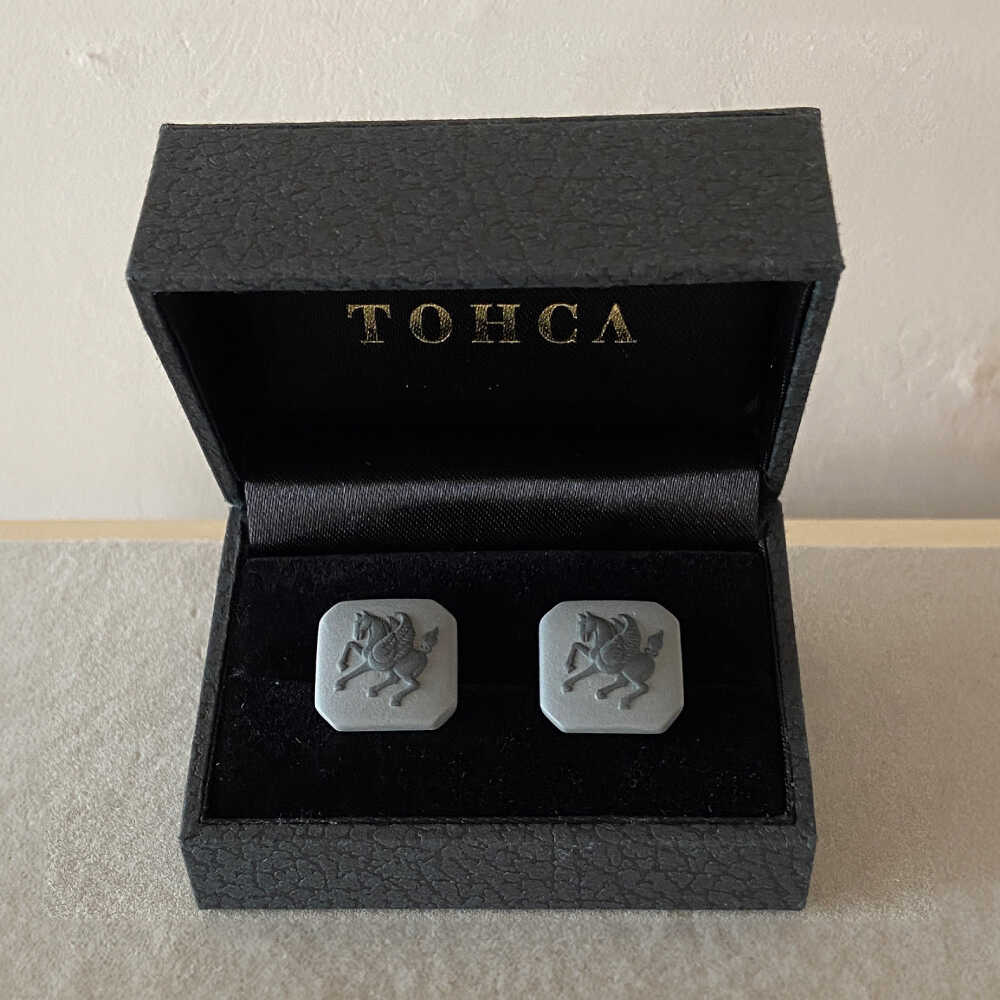 【ふるさと納税】＜カフス＞ オクタゴン ペガサス グレー / ネクタイ カフス スーツ 小物 ギフト 贈り物 / 瀬戸市 / 陶華[BBCD021]