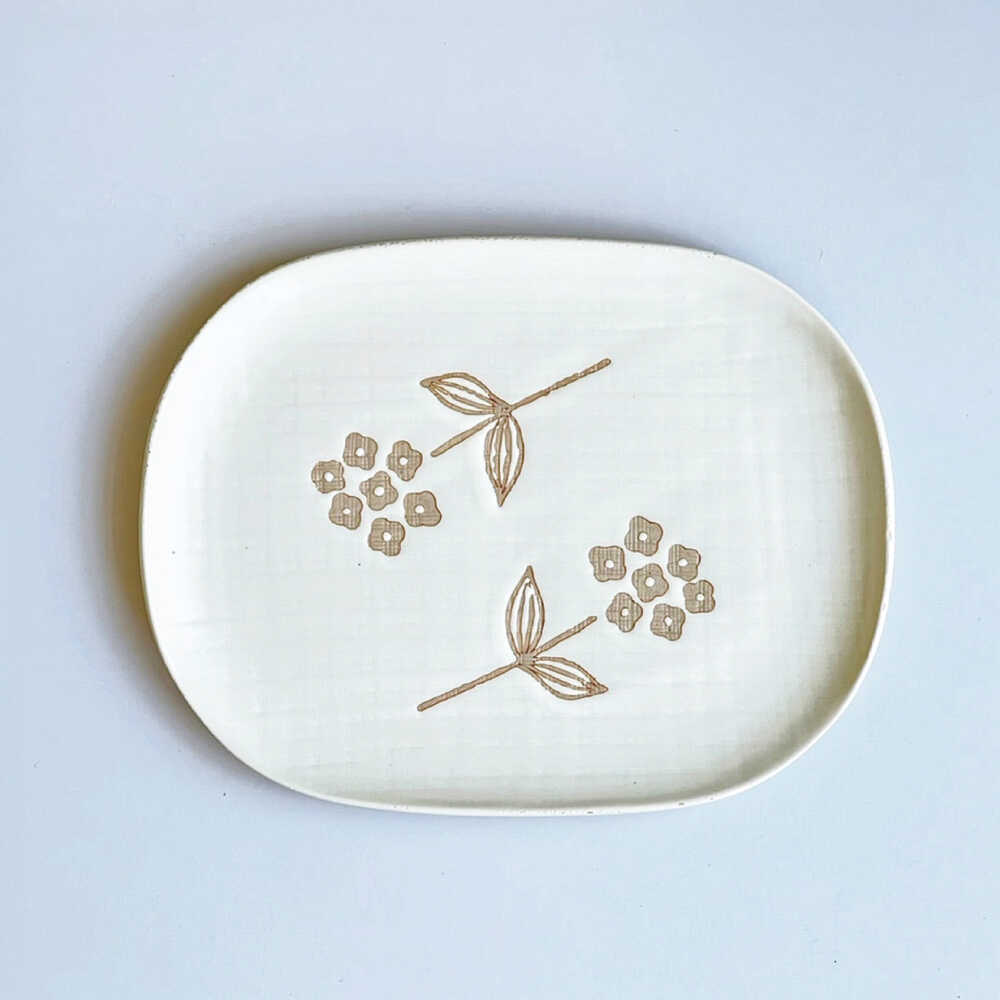 【ふるさと納税】【瀬戸焼】wanohana大皿（白）【株式会社カネ三商店】 / 皿 食器 ギフト プレゼント / 瀬戸市[BBDD004]