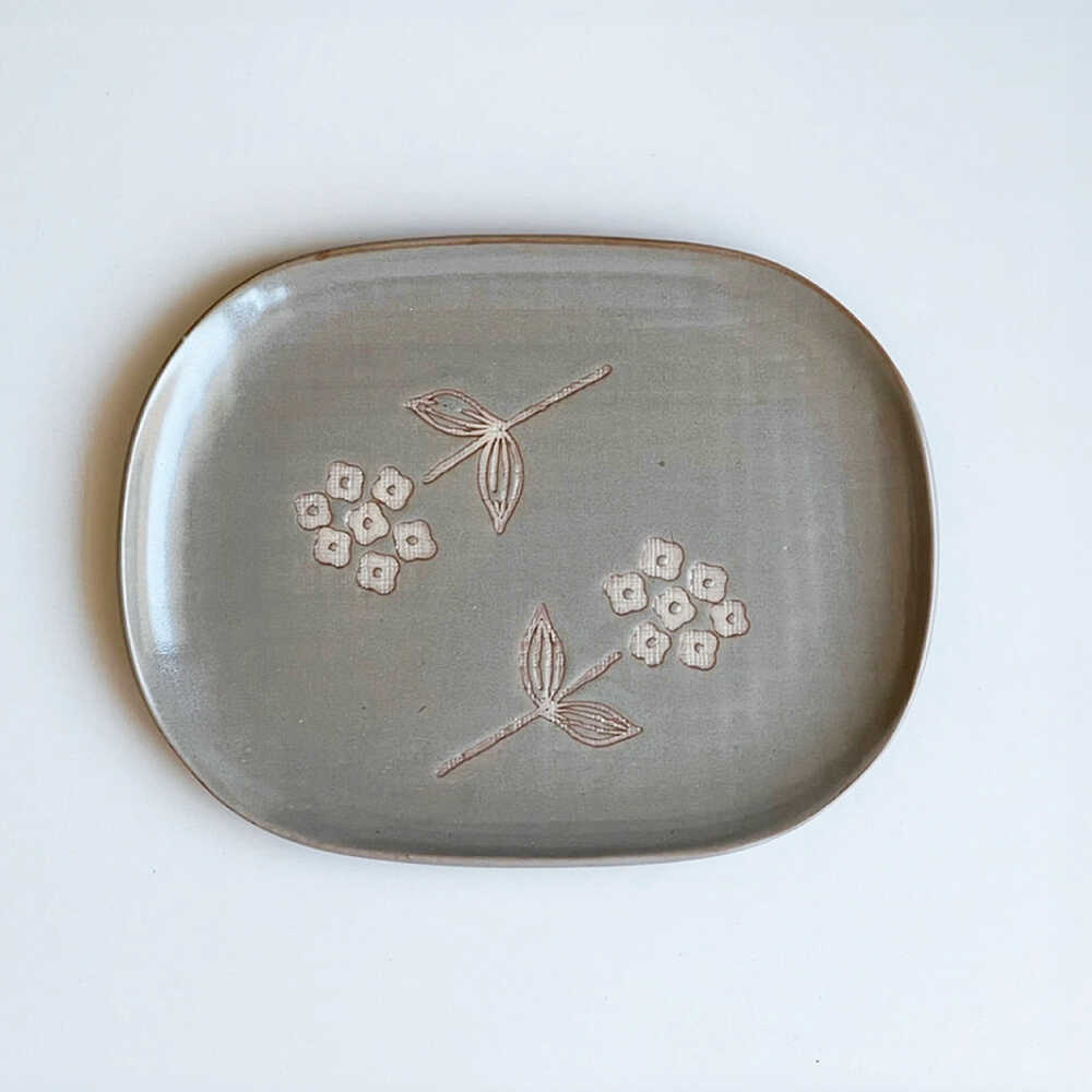 【ふるさと納税】【瀬戸焼】wanohana大皿（灰）【株式会社カネ三商店】 / 皿 食器 ギフト プレゼント / 瀬戸市[BBDD005]