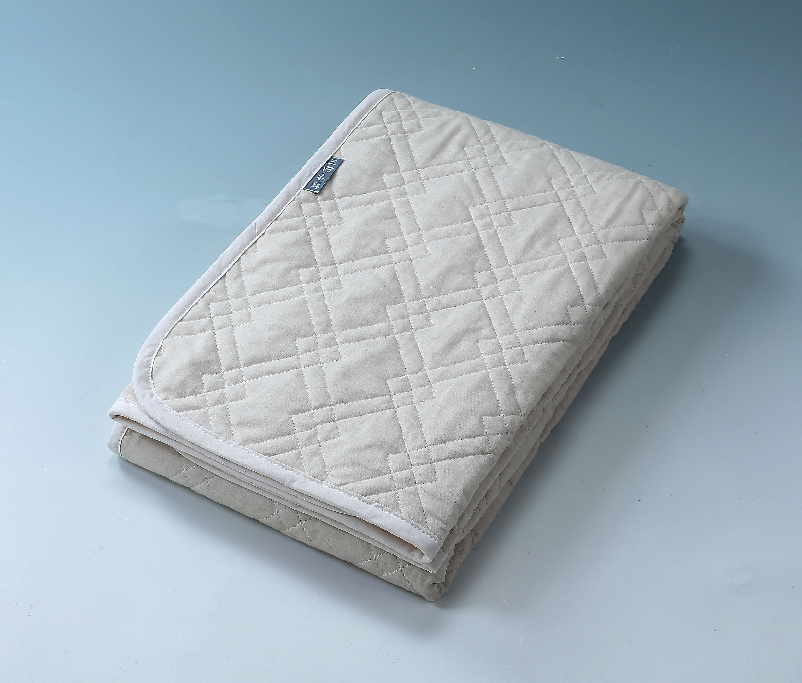 【ふるさと納税】G0450【自然派志向の方にオススメ！】オーガニック い草染め 敷パッド シングル 天然素材 オールシーズン お昼寝 三河木綿 草木染め いぐさ 綿 コットン ガーゼ 綿わた 日本製 シーツ シーズン 春物 夏物 蒸れない 接触 冷感 さわやか 高級 3重 洗える 吸水