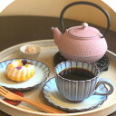 名称 南部鉄コーヒー&amp;お花のケーキセット＜2名様＞ご飲食券 発送時期 お申し込み後、1週間程度で順次発送予定 提供元 珈琲専門店BrownBeans 配達外のエリア なし お礼品の特徴 ハンドドリップで淹れる香り豊かなコーヒーが人気のカフェ「珈琲専門店BrownBeans」で、 目にも楽しいコーヒータイムをお楽しみください。 南部鉄器にたっぷり入ったコーヒーと、 豊明市で生産されたエディブルフラワーを飾ったお花のケーキをセットにして お盆で提供する、「南部鉄コーヒーとお花のケーキセット」ご飲食券を 2名様分ご用意いたしました。 花のまち　とよあけのカフェで、見て、食べて、飲んで癒される 至福の時間をお過ごしくださいませ。 ■お礼品の内容について ・南部鉄コーヒーとお花のケーキセットご飲食券[2名様分] 　　サービス提供地:愛知県豊明市 　　有効期限:発送日から6カ月間 ■注意事項/その他 ※寄付お申し込み受付後、珈琲専門店BrownBeansよりご飲食券を送付いたします。 ※ご予約は不要ですが、ご利用時はご飲食券を必ずご持参ください。 ※ご飲食券は必ずお持ちください。ご持参なしの場合、事由に関わらずサービスのご提供が出来ません。(規定の料金をご請求させて頂きます。) ※ご飲食券は期限迄に必ずご利用ください。期日を過ぎたご飲食券はご利用頂けません。 ※ご飲食券の払戻等は出来ません。 ※画像はイメージです。 ・ふるさと納税よくある質問はこちら ・寄附申込みのキャンセル、返礼品の変更・返品はできません。あらかじめご了承ください。