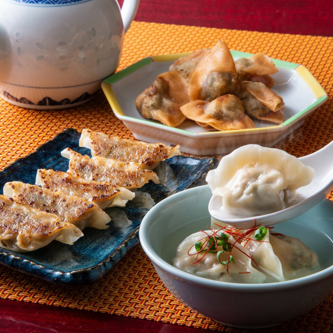 容量： はなばあちゃんの水餃子　　10個入 × 2袋 スタミナくん　焼き餃子　　12個入 × 2袋 ぱりぱりちゃん　ミニ餃子　26個入 × 2袋 計96個 賞味期限　：　製造日より6カ月 アレルギー：　小麦・豚肉・大豆・ごま 事業者　　：　NPO 法人呼夢・フレンズ ・ふるさと納税よくある質問はこちら ・寄付申込みのキャンセル、返礼品の変更・返品はできません。あらかじめご了承ください。食べたいときに食べたいだけ取り出して調理していただけるので、 単品で食べても、スープや鍋に入れても、一人暮らしの方から大家族まで、 とにかく使い勝手の良いセットです。 水餃子は三重県産の小麦「ニシノカオリ」を使った手作りの皮。 豚肉、野菜は自家農場をはじめ三重県産を中心とする国内産、 調味料は地場産のたまりしょうゆ・にがりを極力抑えてまろやかな真生塩、 九鬼産業のごま油を使用し、化学調味料無添加で安心安全な餃子です。 呼夢・フレンズは「障がいのある人もともに」を理念としたNPO 法人です。 容量：はなばあちゃんの水餃子　10個入 × 2袋 スタミナくん　焼き餃子　12個入 × 2袋 ぱりぱりちゃん　ミニ餃子　26個入 × 2袋 計96個 賞味期限／製造日より6カ月 アレルギー：小麦・豚肉・大豆・ごま 事業者：NPO 法人呼夢・フレンズ 「ふるさと納税」寄付金は、下記の事業を推進する資金として活用してまいります。 寄付を希望される皆さまの想いでお選びください。 （1） 「子育てするなら四日市」「教育するなら四日市」を推進します！ （2） 環境に配慮し、ものづくりのまちのポテンシャルを高めます！ （3） 魅力あふれるまちのにぎわいを創出します！ （4） 安心して暮らせる仕組みづくりと医療の充実を図ります！ （5） 市長におまかせ 特段のご希望がなければ、市政全般に活用いたします。