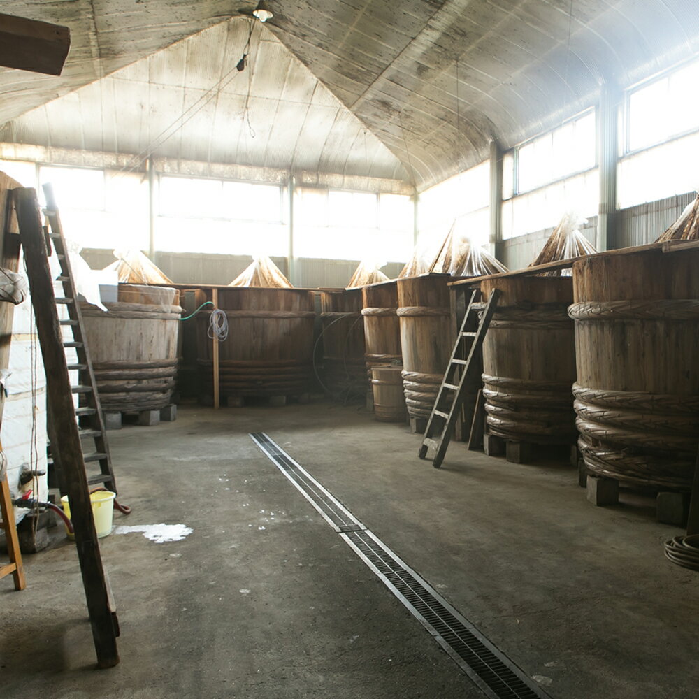 【ふるさと納税】プラスティックやステンレスの桶とは異なる、「百年木桶」ならではの味わいを。創業100年以上続く、希少な木桶仕込みの伊勢藏醤油3点セット（丸大豆醤油900ml、グルテンフリーだいず醤油900ml、白醤油900ml） 【 冷奴 焼魚 料理 三重県四日市】