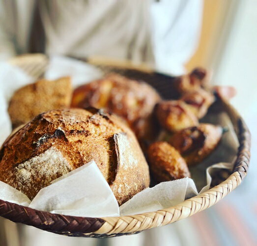 伊勢の神宮の外宮さんの近くのお食事パンのお店です。 素材にこだわり、素朴で丁寧に作られたパンは、小麦本来の味を楽しんでいただけます。麦のパンは、保水性が高く、冷蔵・冷凍ストックに向いています。 シンプルだからこそ、色々な場面でいろんな食べ方もできます。 トーストしたり、サンドウィッチにしたり、スープと一緒に食べたり、、、。あなたの素敵な食卓のお供になれば嬉しいです。 この返礼品は、伊勢市内の工場で全製造工程を行っているため、伊勢市の地場産品として掲載しております。 名称 パン屋　麦のおためしパンセット 内容量 1.麦のカンパーニュ　300g 2.ぶどうパン　180g 3.キヌアとナッツのパン　230g 4.チーズフォカッチャ　100g 5.全粒粉の食パンまたは白い食パン　1斤 各1個（パンの重さはおおよそです） 消費期限 冷凍保存で2週間 保存方法 冷凍 販売者 パン屋麦 ・ふるさと納税よくある質問はこちら ・寄付申込みのキャンセル、返礼品の変更・返品はできません。あらかじめご了承ください。「ふるさと納税」寄付金は、下記の事業を推進する資金として活用してまいります。 寄付を希望される皆さまの想いでお選びください。 子どもを産み育てやすい環境づくり 超高齢社会への対応 地域のつながりの再生 集約型都市構造の促進と公共交通体系の整備 選ばれるまちづくり 自然災害への備え 有形・無形の歴史的・文化的資産の継承と活用 新型コロナウイルス感染症対策 市政全般（特に指定しない） 特段のご希望がなければ、市政全般に活用いたします。 入金確認後、注文内容確認画面の【注文者情報】に記載の住所にお送りいたします。 発送の時期は、寄付確認後30日以内を目途に、お礼の特産品とは別にお送りいたします。