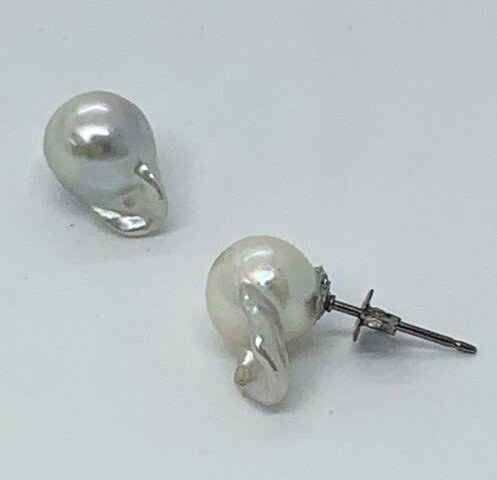 20-14三重県産あこや真珠8.5mmバロック チタンピアス