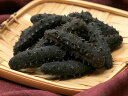 A級品　Mサイズ　900g　パウチ入り常温保存海鼠（なまこ）は古くより朝廷でも食されていた産品と言われており、江戸時代には俵三品として中国との交易に使われていた歴史ある水産物です。この貴重な高級食材を後世に残すためにも、当社は完全無添加、天日干しといった昔ながらの製法にこだわっております。伊勢志摩の恵みを活かした当社商品は、伊勢神宮に奉納するまでになりました。角立ち、形も良質な物となります。昔ながらの製法にこだわり、真水ボイル・無添加・完全天日干しで加工したなまこは肉厚で風味が良い逸品です。　　事業者：株式会社サン・サービス　A級品　Mサイズ　900g　パウチ入り常温保存