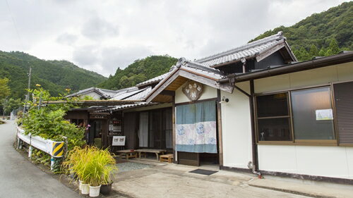 ふるさと村の1棟貸し切りの宿で釜戸炊きご飯体験や野菜収穫体験をして頂きながら田舎のゆっくりした時間を過ごして頂けます。 商品説明 名称 農林漁業体験民宿「大紀町日本一のふるさと村」ペア宿泊券 内容量 1泊2食体験付き　2名様宿泊券 予約・利用方法 1．お申込み後に利用券を送らせていただきます。対象施設に事前に直接ご予約をお願いいたします。 2．ご予約の際には、利用券を使用する旨を必ずお伝えください。 3．当日、チェックインの際には利用券を忘れずにご持参ください。 　お忘れの場合はご使用いただけませんのでご注意ください。 4．利用券の紛失・破損による再発行はできません。 5．利用期限は発行日から1年間となります。利用期限を過ぎた場合は無効となります。 6．利用券の換金・返金および転売はできません。 対象施設：大紀町日本一のふるさと村 連絡先：0598-87-1500 注意事項 ※ご希望の日時に他の予約などがある場合、日時を変更して頂くことがあります。 提供者 一般社団法人　地域活性化協議会 【発送について】 通常はご寄附頂いてから1～2ヶ月ほどでお届けします。 (11月下旬から寄附が多くなり、入金確認後～最長で6カ月程度かかる場合がございます。) 返礼品は個別発送となっております。 複数お選びいただいた場合は、同じ返礼品でも個別の発送となり、到着日が前後する場合がございます。 ご了承のほどお願いいたします。 受取日の指定は対応出来兼ねます。 12月20日から翌年1月10日までは、発送対応出来兼ねます。 事前に2日以上の不在日がおわかりであれば、寄附直後に当方までお知らせください。 不在配達時は運送業者で保管となります。季節によっては品質に影響を及ぼす恐れがございます。 【受取後のお願い】 すぐにお礼品の状態をご確認ください。 お礼品に不備がございましたら受け取った状態で保管していただき、受取日のうちに当方までご連絡をお願い致します。 【ご注意ください】 運送上中継等で日数の掛かる地域の方は、お礼品の内容をご理解の上、ご寄附をご検討ください。 お届けできず運送業者の保管期限を経過した場合は、運送業者のルール上、やむを得ず当方へ返送されます。 その場合、再発送の対応は出来兼ねます。 不備に関する返品等のご対応は、受取から日にちが経過すると対応出来なくなります。 また、返礼品発送のタイミングと、お引越し等による配送先登録住所が異なる場合もございます。早急に変更のご連絡をお願い致します。 ご連絡が遅くなり、旧住所へ配送され当方へ返送された場合も、再発送の対応は致しかねますので予めご了承ください。 【キャンセルついて】 ふるさと納税は「寄附」となりますので、寄附のお申込み手続きが完了した後にキャンセルすることはできません。 重複でのお申込みやご名義に誤りなどがないようご注意ください。 ※寄附お申込み前に上記をあらかじめご了承ください。 ・ふるさと納税よくある質問はこちら ・寄付申込みのキャンセル、返礼品の変更・返品はできません。寄付者の都合で返礼品が届けられなかった場合、返礼品等の再送はいたしません。あらかじめご了承ください。 ・この商品はふるさと納税の返礼品です。スマートフォンでは「買い物かごに入れる」と表記されておりますが、寄付申込みとなりますのでご了承ください。「ふるさと納税」寄付金は、下記の事業を推進する資金として活用してまいります。 寄付を希望される皆さまの想いでお選びください。 (1) 海・緑と清流を継承し、やすらぎを創造するまちづくり (2) 防災のまちづくりの推進と安心・安全なまちづくり (3) 自然とともに思いやりのある健やかなまちづくり (4) 情報技術を活かした快適なまちづくり (5) 人・モノ・情報交流のまちづくり (6) 共生・挑戦・創造・自立するまちづくり (7) 地域を担うひとづくり (8) その他目的達成のため町長が必要と認める事業 特徴のご希望がなければ、町政全般に活用いたします。 入金確認後、注文内容確認画面の【注文者情報】に記載の住所にお送りいたします。 発送の時期は、寄付確認後2ヵ月以内を目途に、お礼の特産品とは別にお送りいたします。