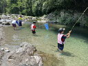 竹の釣竿一からを作成いたします。夏の大人気メニューです(^_^) ・川の釣り遊びを釣り竿を作るところから楽しむ体験です。 ・昔の田舎の遊びを再現！竹を切るところから手作りの遊びを楽しんでいただけます。 ・川遊びや竹細工、釣りと自然と触れ合う遊びができます。 ・子どもはもちろん、大人も夢中になる、親子で楽しめる体験です。 ※利用期間は、4月～9月です。 商品説明 名称 竹の釣竿作り体験　ペアチケット 内容量 竹の釣り竿2本作成、作成した釣り竿で釣り体験 所要時間：3時間（制作時間含む） 開催時期：4月〜9月 参加資格：5歳以上 ※2名以上で開催 利用期間 開始：4月　　終了：9月 予約・利用方法 1．お申込み後に利用券を送らせていただきます。対象施設に事前に直接ご予約をお願いいたします。 2．ご予約の際には、利用券を使用する旨を必ずお伝えください。 3．当日、受付の際には利用券を忘れずにご持参ください。 　お忘れの場合はご使用いただけませんのでご注意ください。 4．利用券の紛失・破損による再発行はできません。 5．利用期限は発行日から1年間となります。利用期限を過ぎた場合は無効となります。 6．利用券の換金・返金および転売はできません。 対象施設：民泊三吉 連絡先：070-4498-6229 提供者 一般社団法人　地域活性化協議会 【発送について】 通常はご寄附頂いてから1～2ヶ月ほどでお届けします。 (11月下旬から寄附が多くなり、入金確認後～最長で6カ月程度かかる場合がございます。) 返礼品は個別発送となっております。 複数お選びいただいた場合は、同じ返礼品でも個別の発送となり、到着日が前後する場合がございます。 ご了承のほどお願いいたします。 受取日の指定は対応出来兼ねます。 12月20日から翌年1月10日までは、発送対応出来兼ねます。 事前に2日以上の不在日がおわかりであれば、寄附直後に当方までお知らせください。 不在配達時は運送業者で保管となります。季節によっては品質に影響を及ぼす恐れがございます。 【受取後のお願い】 すぐにお礼品の状態をご確認ください。 お礼品に不備がございましたら受け取った状態で保管していただき、受取日のうちに当方までご連絡をお願い致します。 【ご注意ください】 運送上中継等で日数の掛かる地域の方は、お礼品の内容をご理解の上、ご寄附をご検討ください。 お届けできず運送業者の保管期限を経過した場合は、運送業者のルール上、やむを得ず当方へ返送されます。 その場合、再発送の対応は出来兼ねます。 不備に関する返品等のご対応は、受取から日にちが経過すると対応出来なくなります。 また、返礼品発送のタイミングと、お引越し等による配送先登録住所が異なる場合もございます。早急に変更のご連絡をお願い致します。 ご連絡が遅くなり、旧住所へ配送され当方へ返送された場合も、再発送の対応は致しかねますので予めご了承ください。 【キャンセルついて】 ふるさと納税は「寄附」となりますので、寄附のお申込み手続きが完了した後にキャンセルすることはできません。 重複でのお申込みやご名義に誤りなどがないようご注意ください。 ※寄附お申込み前に上記をあらかじめご了承ください。 ・ふるさと納税よくある質問はこちら ・寄付申込みのキャンセル、返礼品の変更・返品はできません。寄付者の都合で返礼品が届けられなかった場合、返礼品等の再送はいたしません。あらかじめご了承ください。 ・この商品はふるさと納税の返礼品です。スマートフォンでは「買い物かごに入れる」と表記されておりますが、寄付申込みとなりますのでご了承ください。「ふるさと納税」寄付金は、下記の事業を推進する資金として活用してまいります。 寄付を希望される皆さまの想いでお選びください。 (1) 海・緑と清流を継承し、やすらぎを創造するまちづくり (2) 防災のまちづくりの推進と安心・安全なまちづくり (3) 自然とともに思いやりのある健やかなまちづくり (4) 情報技術を活かした快適なまちづくり (5) 人・モノ・情報交流のまちづくり (6) 共生・挑戦・創造・自立するまちづくり (7) 地域を担うひとづくり (8) その他目的達成のため町長が必要と認める事業 特徴のご希望がなければ、町政全般に活用いたします。 入金確認後、注文内容確認画面の【注文者情報】に記載の住所にお送りいたします。 発送の時期は、寄付確認後2ヵ月以内を目途に、お礼の特産品とは別にお送りいたします。