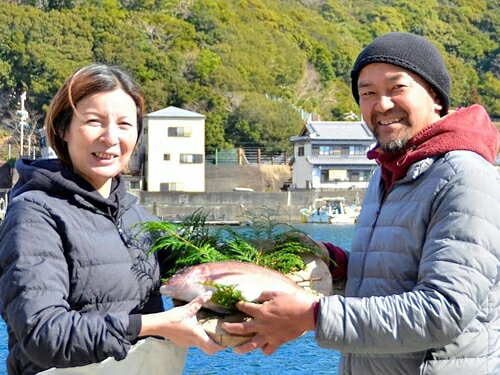 【ふるさと納税】（冷蔵） 人が食すために育てられほぼ捌かれている 真鯛・鯛めしの素 セット ／ 友栄水産 鯛 真鯛 鯛めし お刺身 炙り 塩焼き 煮つけ 伊勢志摩 三重県 南伊勢町