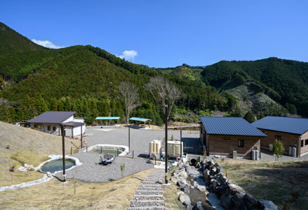 お礼の品について 容量 宿泊利用券(割引券)　3,000円分 ※施設ご利用時の割引やBBQセットなどのレンタルにもご利用いただけます。 事業者 うぐいすの森キャンプ場 電話番号:0597-49-0770 お申し込みについて 申込条件 何度も申し込み可 申込期日 通年受付 発送期日 入金確認後、2週間前後で発送させていただきます。 不都合がある場合は、発送元事業者よりご連絡をさせていただく場合がございます。 ※事業者の都合により、令和4年12月12日以降のご寄附への返礼品の発送は、令和5年1月上旬より順次の発送となりますので、ご了承ください。 配送 別送 紀勢自動車道「紀伊長島IC」をおりて5分。 山の中の静かな場所にあります。 コテージ2棟あり、4名定員と6名定員です。コテージ横に駐車場、家具家電、調理用具付きキッチン、ロフト、屋根付きテラス、寝具等が備わっています。 テントサイトは5区画(増設中)あり、1区画が広々としています。BBQやレクリエーションを楽しみながら、四季折々の雄大な大自然を心行くまで堪能していただけます。 世界遺産熊野古道ツヅラト峠登り口付近の山間にあるので、静かなプライベート空間でゆっくりお過ごしいただけます。 ・ふるさと納税よくある質問はこちら ・寄付申込みのキャンセル、返礼品の変更・返品はできません。あらかじめご了承ください。世界遺産熊野古道伊勢路「ツヅラト峠」の麓の静かなプライベート空間でゆっくりお過ごしいただけます。 「ふるさと納税」寄附金は、紀北町の政策を実現するために貴重な財源として活用させていただきます。 寄附を希望される皆さまの想いでお選びください。 (1) 自然環境の保護 　　　自然環境の保護・環境対策等に役立てます。 　　　奇跡の川清流「銚子川」をはじめとする豊かな自然・環境を守るため『自然と共生の町』宣言を 　　　当町では、制定しています。 (2) 防災対策・生活基盤整備 　　　防災対策の充実・道路や公園等の基盤整備等に役立てます。 (3) 健康・福祉等の充実 　　　健康づくり・社会福祉の充実・人権施策の推進に役立てます。 (4) 産業・観光の振興 　　　農業・林業・水産業等の地場産業や第2〜3次産業の育成及び観光の振興に役立てます。 (5) 教育・文化・スポーツの推進 　　　教育の充実・世界遺産等文化財の保護・活用、文化・スポーツ等振興に役立てます。 (6) 協働・交流の推進 　　　地域間の交流・コミュニティ活動の活性化等、協働によるまちづくりの推進に役立てます。 (7) 町におまかせ 　　　「紀北町政全般」に関する施策 入金確認後、注文内容確認画面の【注文者情報】に記載の住所にお送りいたします。 発送の時期は、寄附確認後2ヵ月以内を目途に、お礼の特産品とは別にお送りいたします。