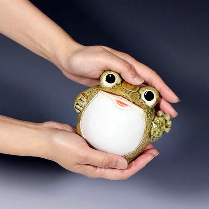 カエル 信楽焼 4号福招き蛙 カエル 置物 陶器 かわいい：滋賀県 どもたち